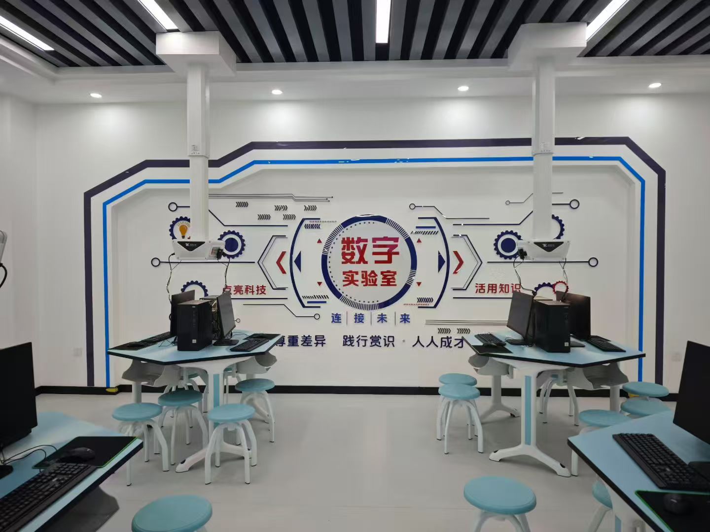 平坝第一高级中学数字实验室